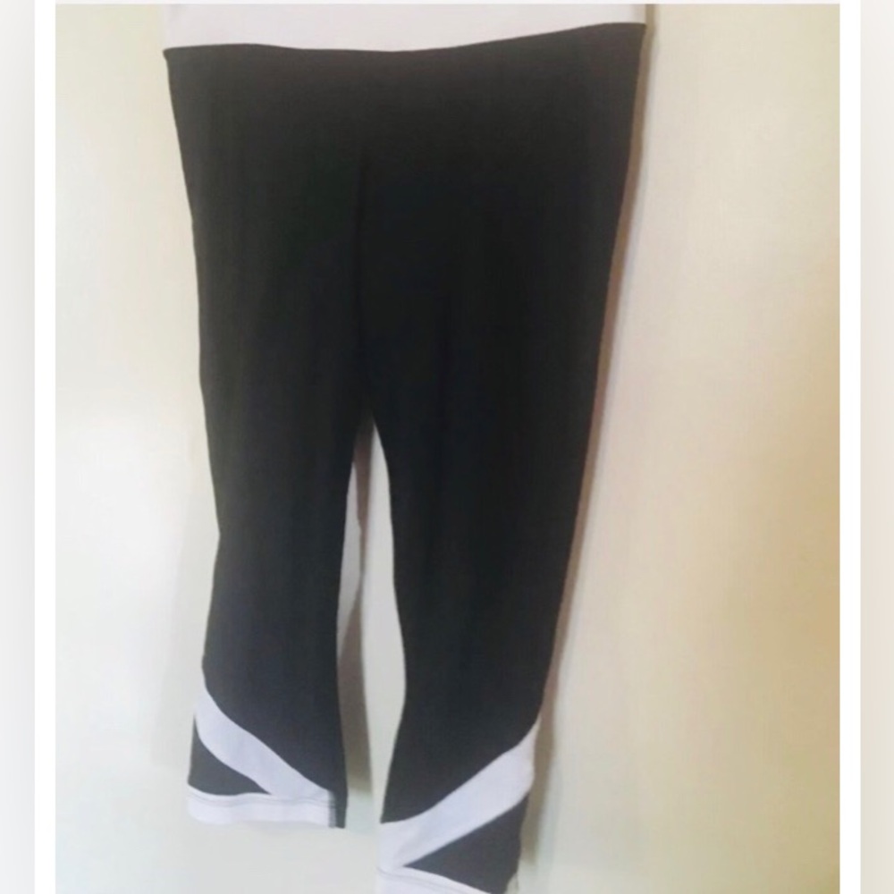 NEW Xersion Performance Fit Capri Woman Size Small NWT